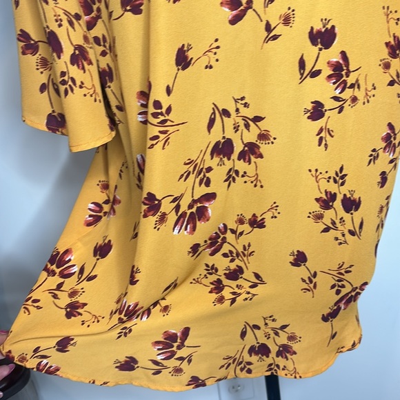 C.C Golden Yellow Flowy Floral Top w/ Crisscross - Size Large - Picture 10 of 12
